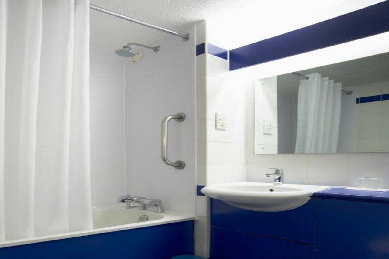 Travelodge Swindon Central Buitenkant foto