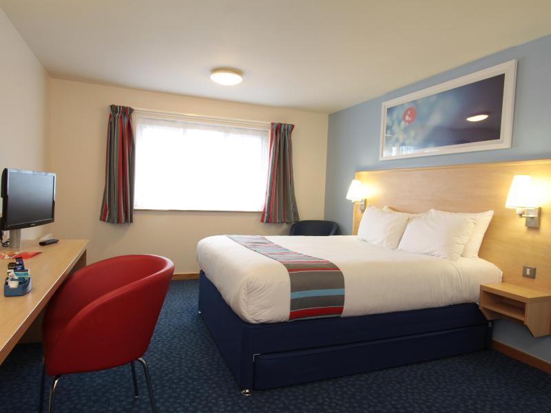 Travelodge Swindon Central Buitenkant foto